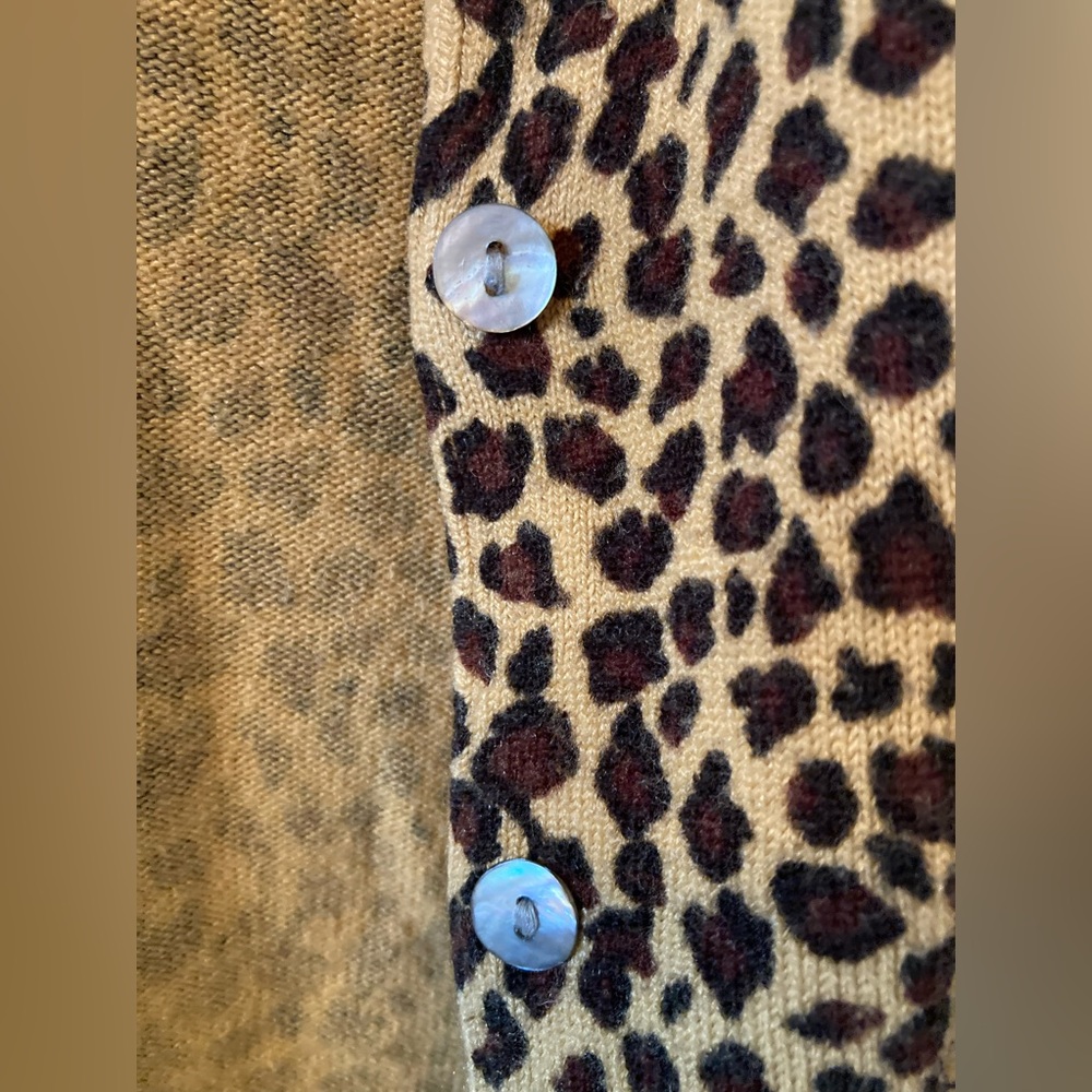 Cheetah print cardigan w/Mother of Pearl buttons. cotton blend. Sz sm-med. - Picture 4 of 6